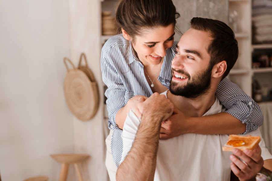 Pareja abrazándose en casa