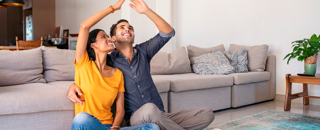 Pareja sentada en el salón de su casa