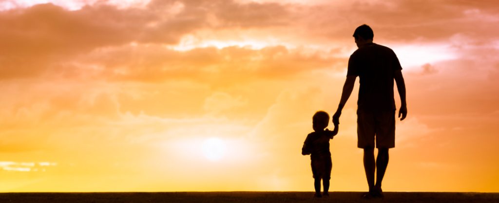 Padre e hijo caminando durante el atarceder