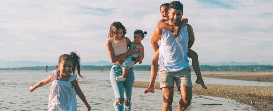 Familia paseando por la playa