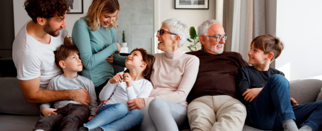 Familia reunida alrededor de un sofá