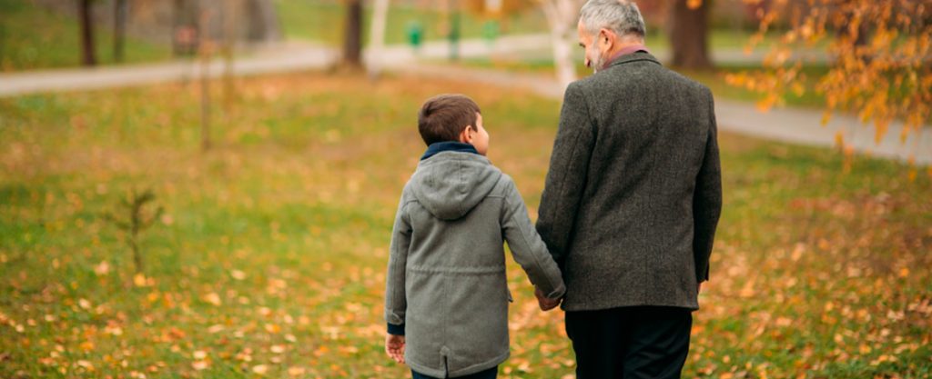 Padre e hijo paseando por un parque