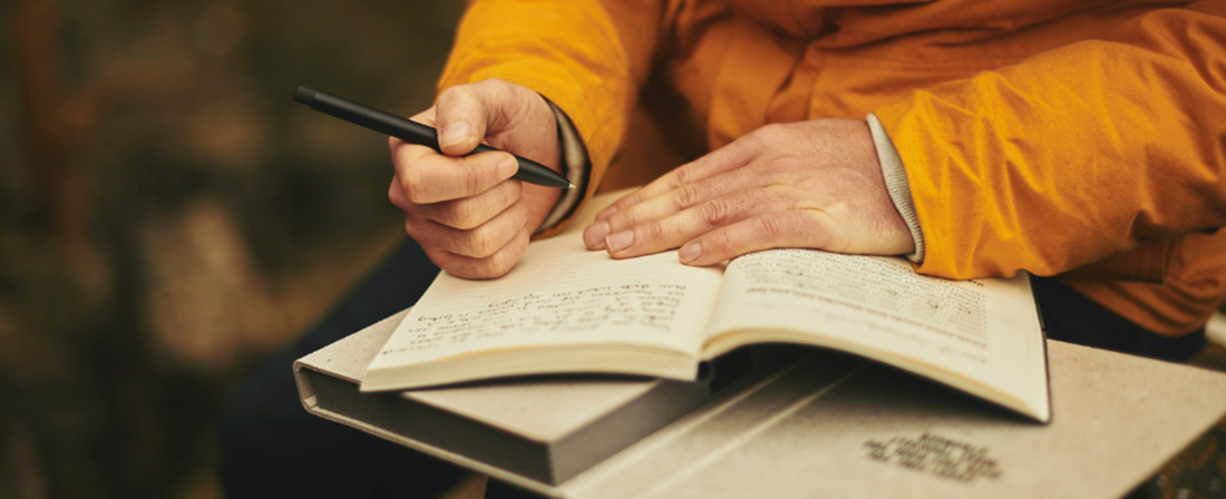 Persona firmando un testamento ológrafo